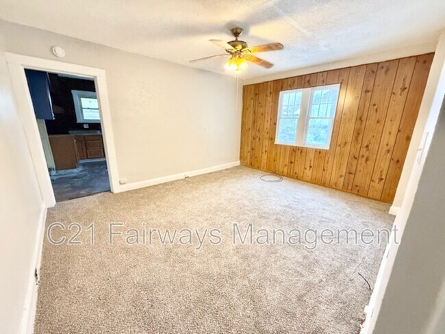 Photo - 866 Vankirk St