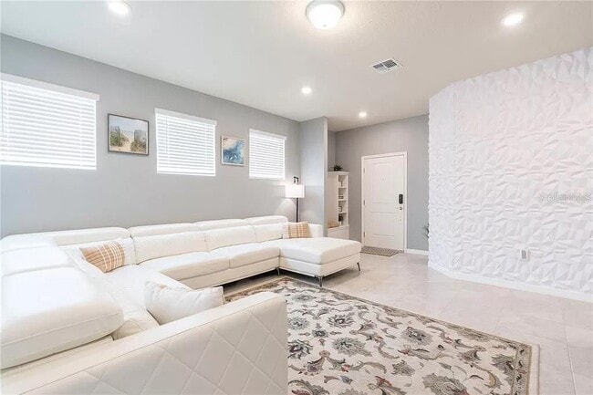 Photo - 7243 Oakmoss Loop