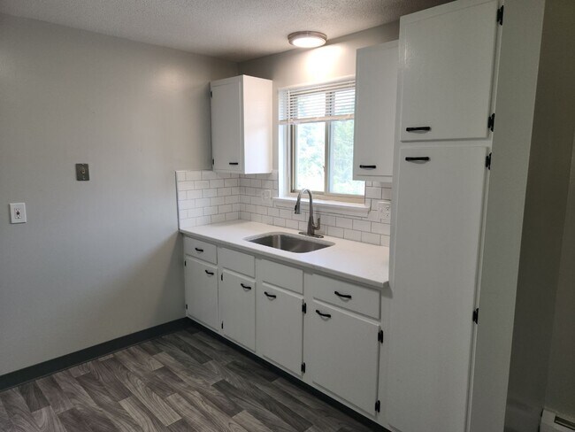 Kitchen w/Granite