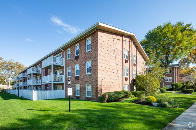 Photo - 61 Maine Ave