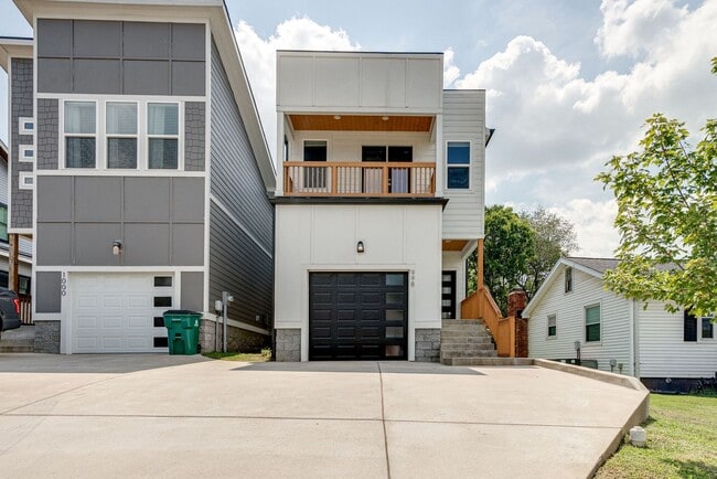 Building Photo - AVAILABLE September 1st. UPDATED 3 Bedroom... Rental