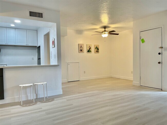 Photo - 3400 Timmons Ln Unidad 13