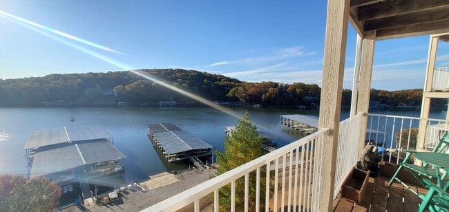 Building Photo - 2 bedroom lakeview condo in Lake Ozark for... Unit 4B