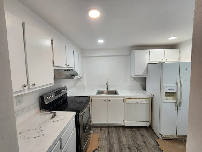 Building Photo - 9091 Lime Bay Blvd