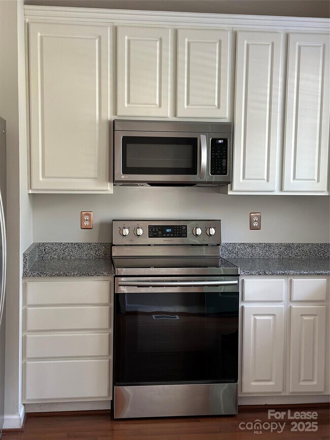 Photo - 121 Woodsong Ln