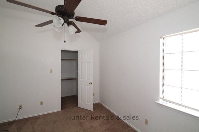 Building Photo - 300 Sioux Cir