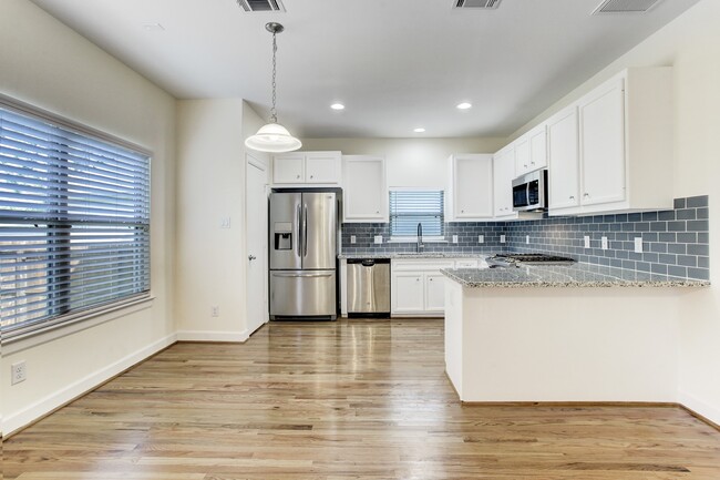 Photo - 701 E 40th St