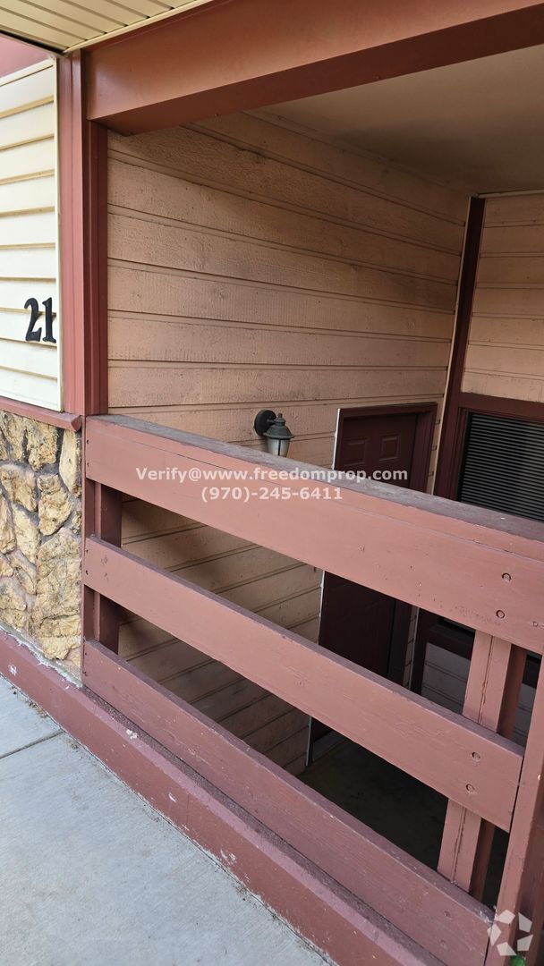 Building Photo - Near CMU & St. Mary's 2 Bedroom 1.5 Bath T... Rental