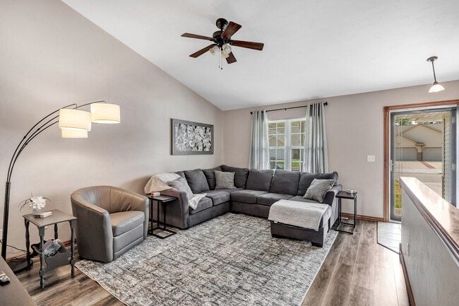 Living room - 2210 Rygar Ct