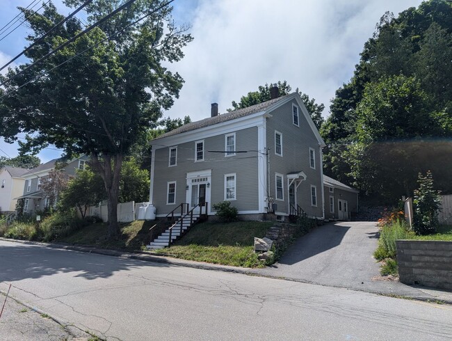 Building Photo - 688 Middle St Unit 3 Rental