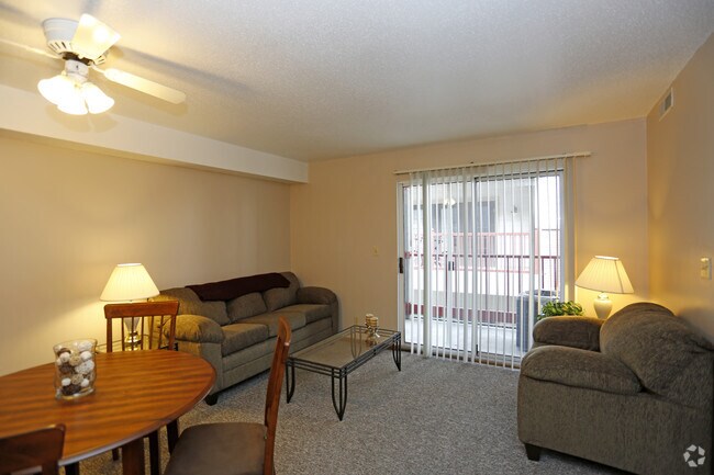 2BR, 1BA - 634SF - Living Room - Smith Apartments @ 1004 South Locust