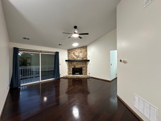 Building Photo - 216 Charleston Ct Unit 8 Rental