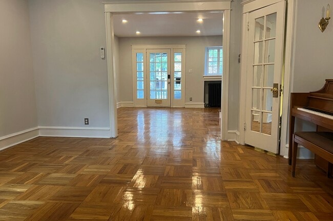 Photo - 110 E Roumfort Rd