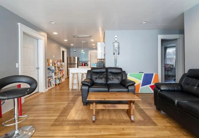Building Photo - 23 E Clinton St Unit 2F