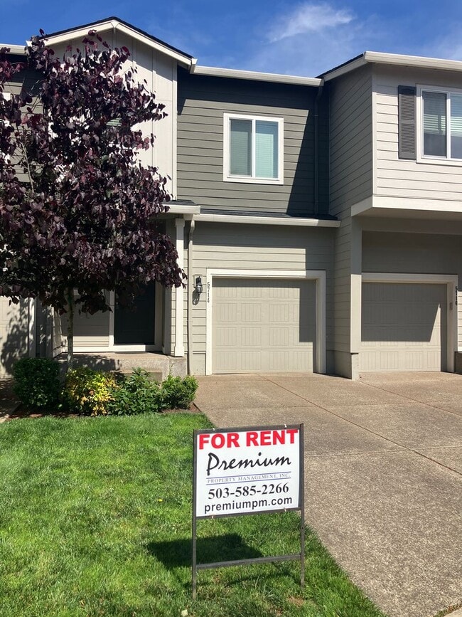 Building Photo - Three Bedroom Townhouse in South Salem
