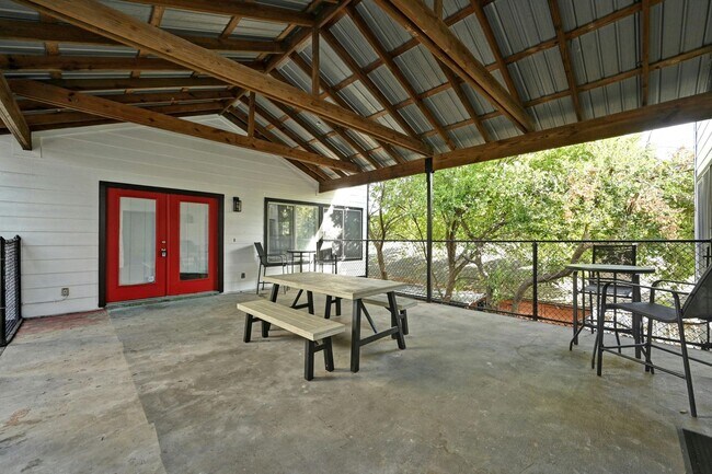 Photo - Renovated 6bed/3bath Close to Campus!