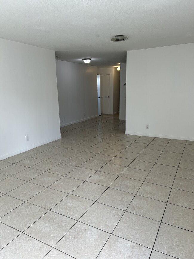 Photo - 5719 NW 27th Ct Unidad 5719 NW 27 Ct