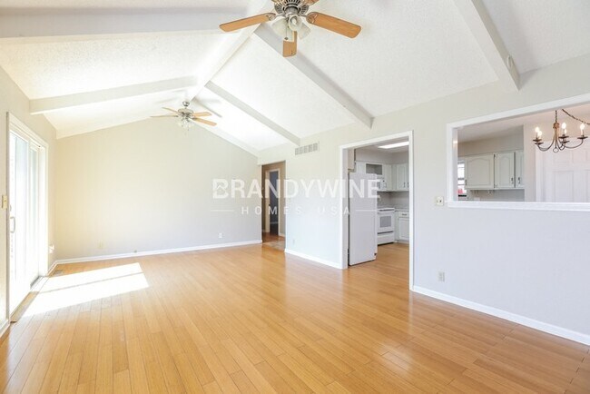 Photo - 611 W Walnut St