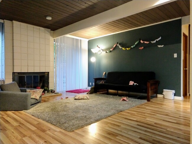 Main living room - 1102 Pomeroy Avenue Townhome