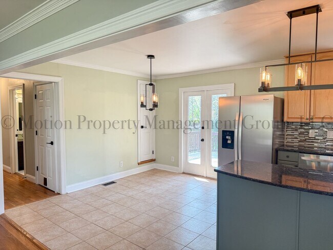 Photo - 2502 Little John Trail SE