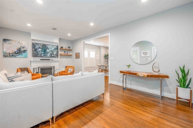 Photo - 808 Woodrow St