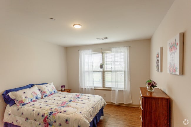4BR, 4BA - 1100 SF