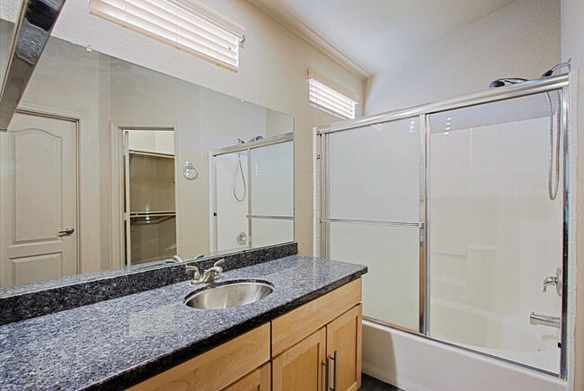 Photo - 2402 E 5th St