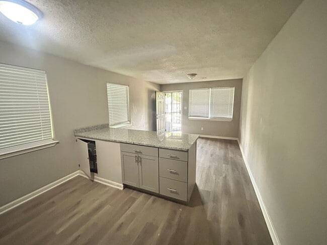 Photo - 760 Richmond Ave