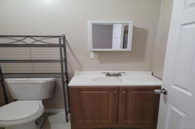 64 9th Ave Unidad 1st floor