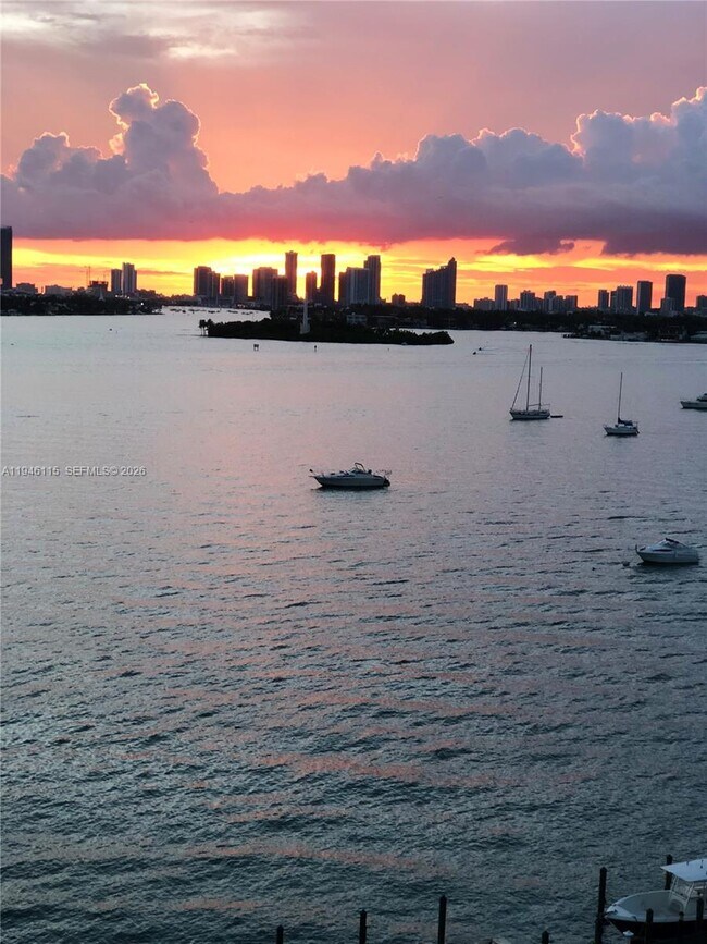 Building Photo - 1200 West Ave Unit 824