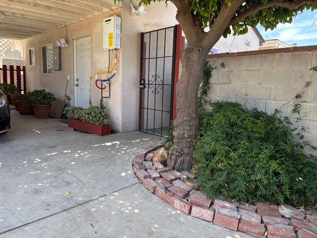 6327 Calvin Ave Unit GUEST HOUSE