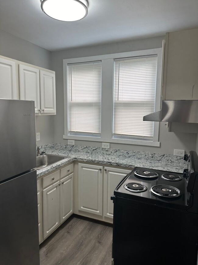 Building Photo - 18 -1/2-18 1/2 Morningside Dr Unit 16