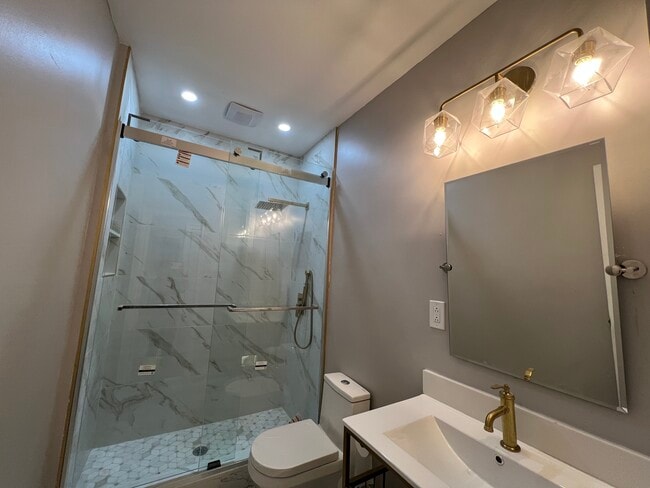 1-bedroom unit - bathroom - 1861 Mintwood Pl NW