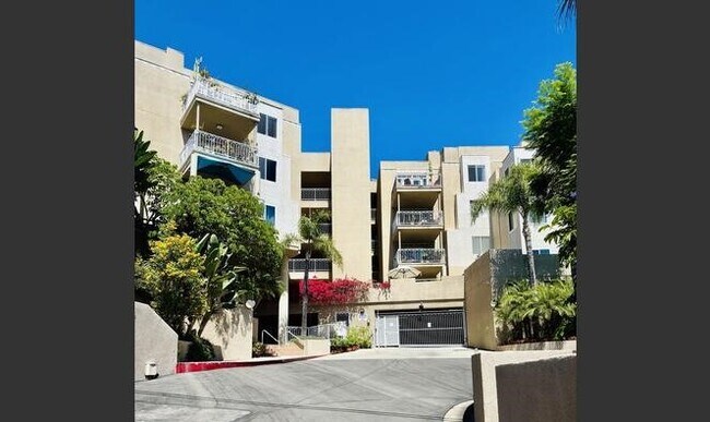 Photo - 2222 N Beachwood Dr Unidad 412