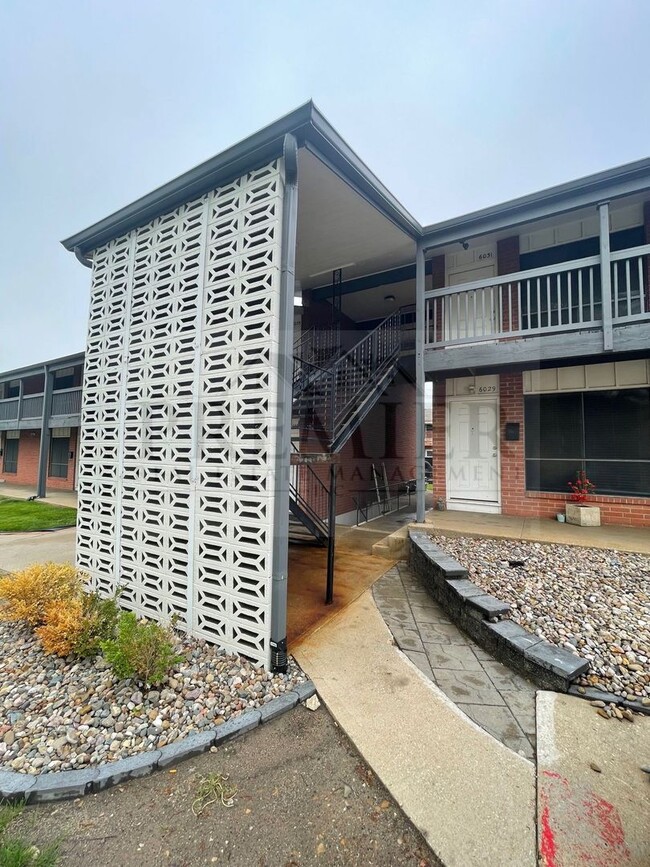 Building Photo - 6055 Barton Ave Unit 60W-6055 Rental