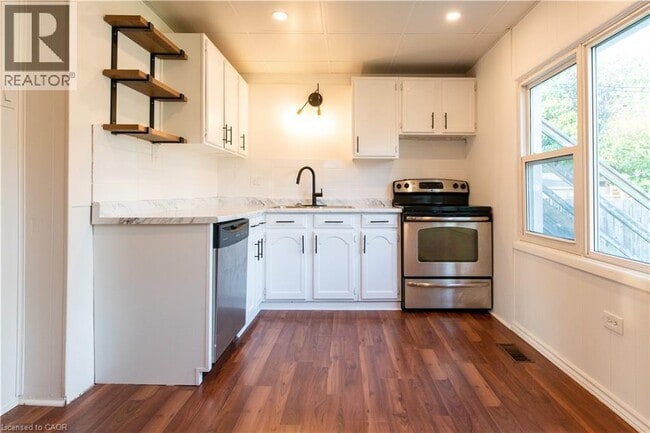 Photo - 49 Province St S