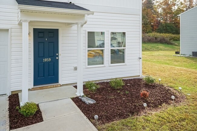 Photo - Beautiful Three Bedroom Home!