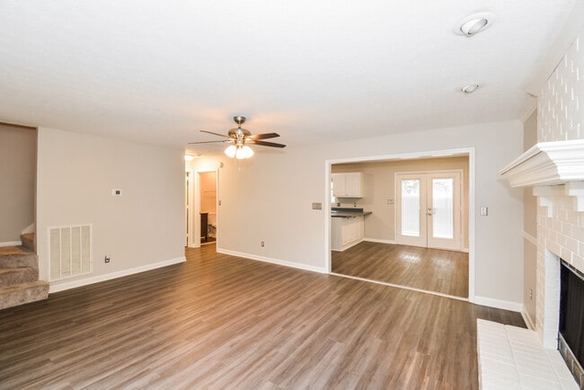 Photo - 109 Lone Oak Dr