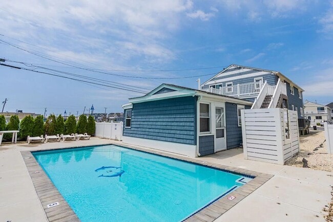 Building Photo - BEACH BLOCK - 2 Bed / 1 Bath - WINTER RENT... Unit 1/West (WINTER RENTAL ONLY)