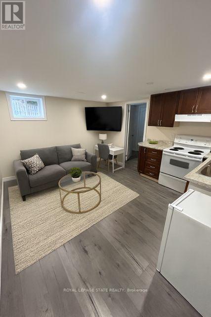 Photo - 332 Jackson St W