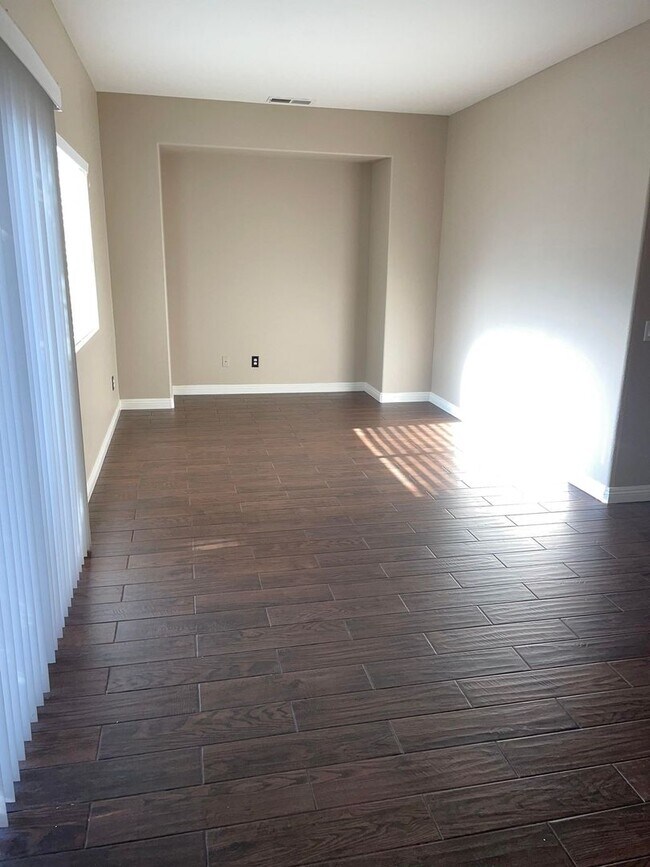 Photo - 650 Laxford Rd