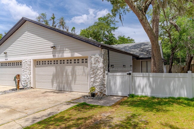 Photo - 911 Robinhood Ct