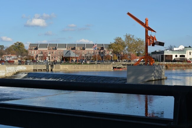 Building Photo - Luxury 5 Bedroom Townhouse