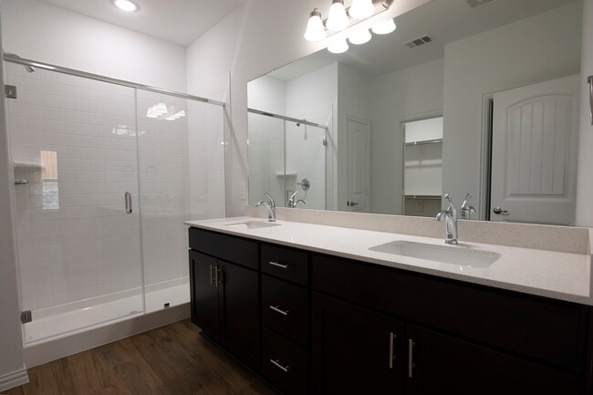 Photo - 631 Cottage Row