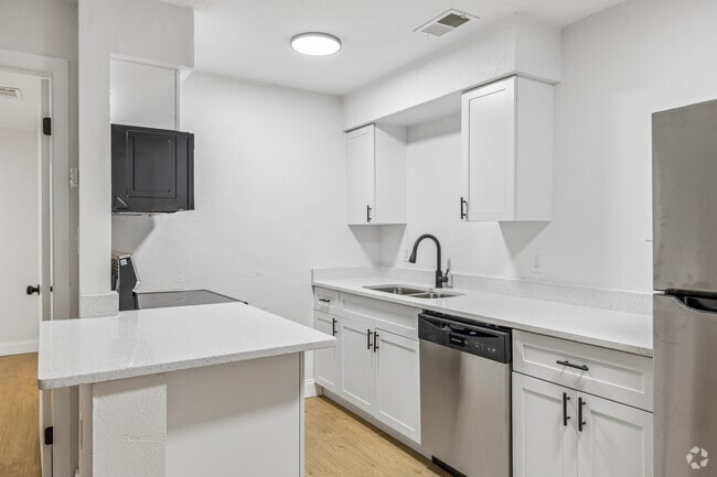1BR, 1BA - 530SF - Kitchen