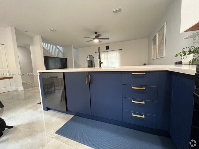 Building Photo - 2520 SW 14th Ave Rental