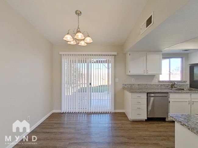 Photo - 425 E Rolly St