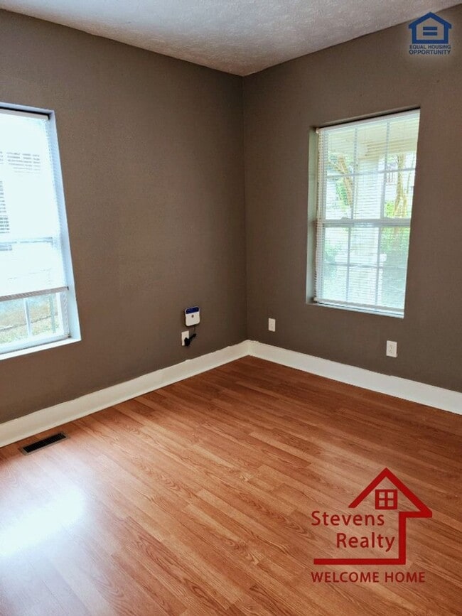 Photo - 912 W Scott Ave