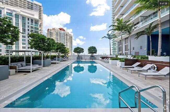 Building Photo - 1300 Brickell Bay Dr Unit 807 Rental