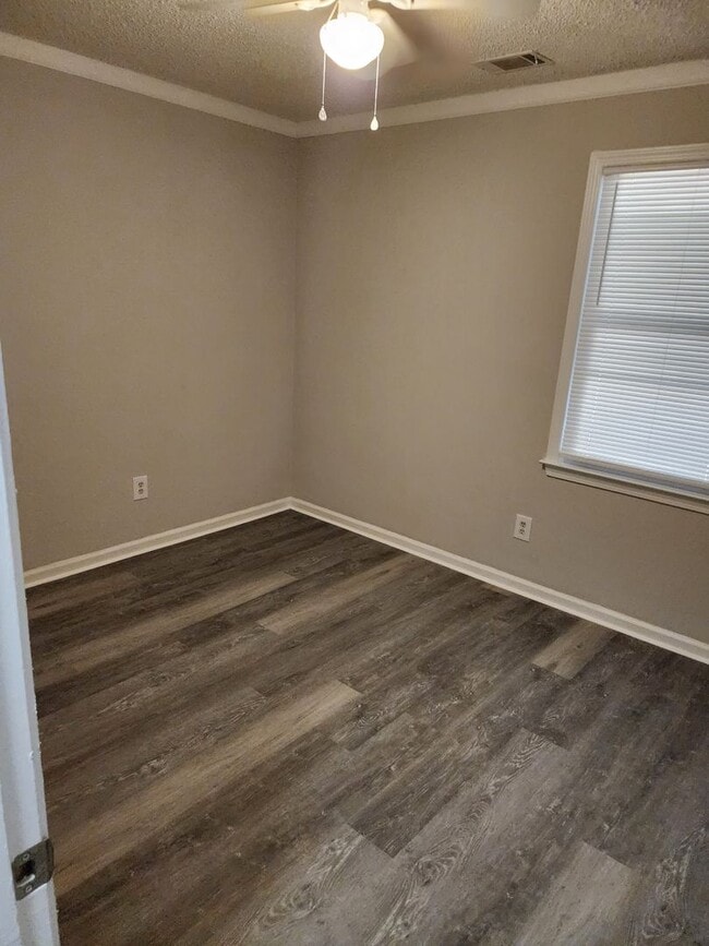 Photo - 347 Wrenfield Rd